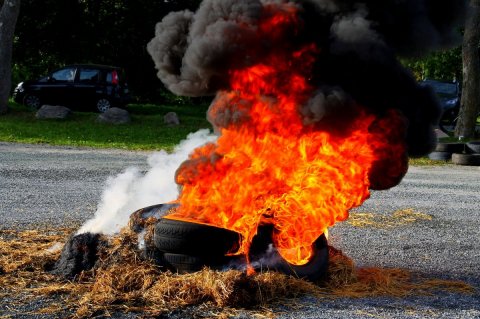 Burning tires at street riots | © feuerandy / Pixabay