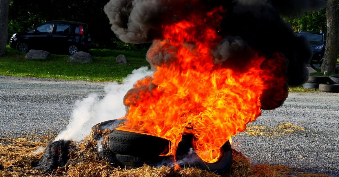 Burning tires at street riots | © feuerandy / Pixabay